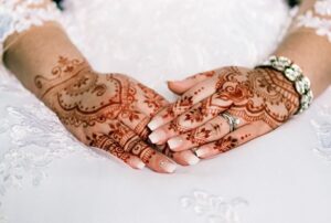 Lire la suite à propos de l’article Le henné au Maghreb : entre symbolisme et perpétuation des traditions ancestrales